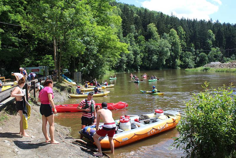 Pod Barevnou skálou se Vltava valí jen půlkou koryta, v té druhé se staví malá vodní elektrárna. Je tam vyhlášen zákaz splouvání a lodě se musí přenášet.