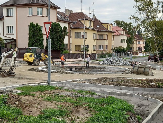 Stavba kruhového objezdu v Podhůrčí v Klatovech.