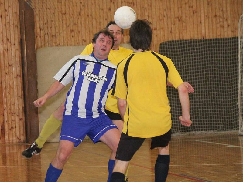 Zimní amatérská liga mužů: SK Panters Klatovy (v pruhovaném) - ST Smrk Klatovy 3:7.