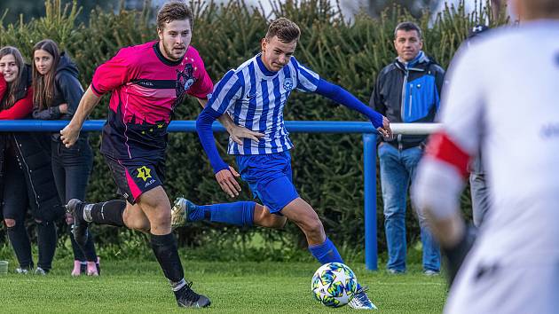 Na podzim vyhráli fotbalisté FK Okula Nýrsko (na snímku hráči v modrobílých dresech) 2:0, v sobotní odvetě na hřišti Nepomuku (růžové dresy) remizovali 1:1.
