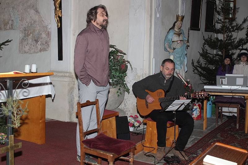 Tříkrálové zpívání v kostele v Dlouhé Vsi.