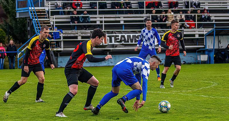 Fotbalisté FK Okula Nýrsko (na archivním snímku hráči v modrobílých dresech) skončili v letošní sezoně krajského přeboru na druhém místě.