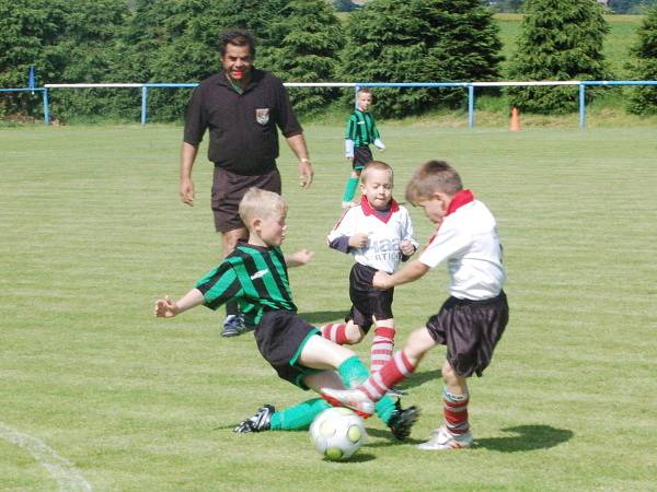 Nýrská mladší přípravka (pruhované dresy) porazila Horažďovice 7:0