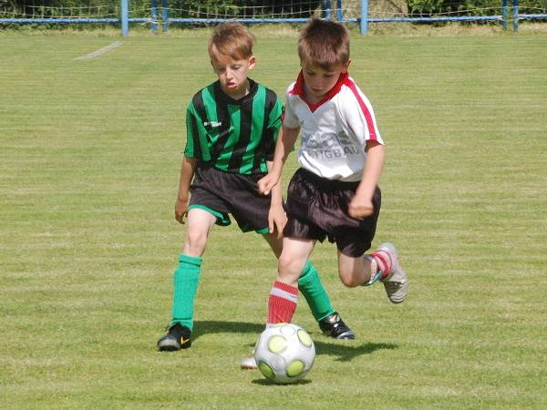 Nýrská mladší přípravka (pruhované dresy) porazila Horažďovice 7:0