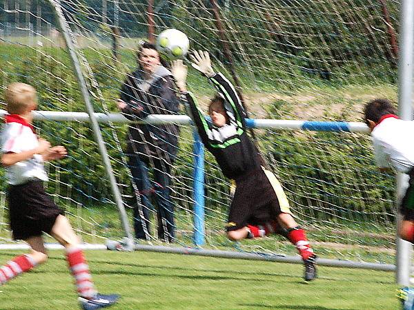 Nýrská mladší přípravka (pruhované dresy) porazila Horažďovice 7:0