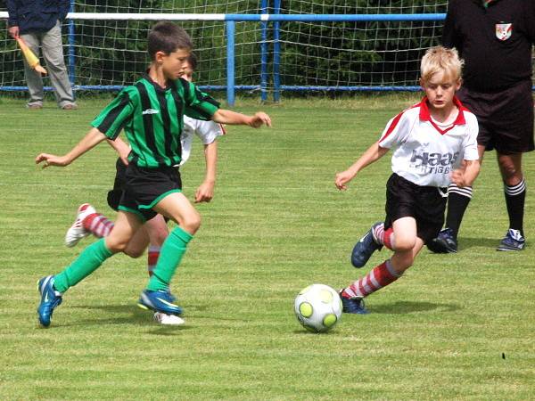 Nýrská mladší přípravka (pruhované dresy) porazila Horažďovice 7:0