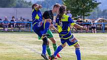 IV. třída, skupina A: SK Kovodružstvo Strážov B (černo-zelení) - Sokol Neznašovy (modré dresy) 1:3.