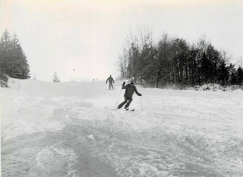 1980 – lyžování na svahu. Foto: Archiv lyžařského oddílu