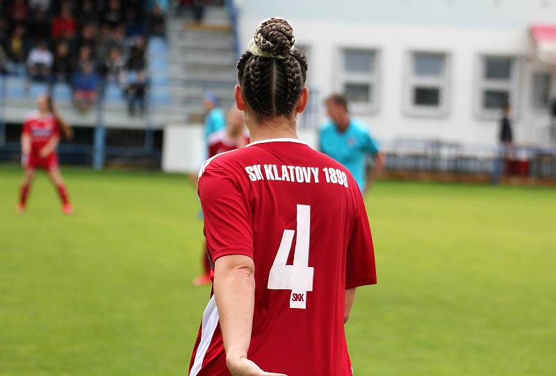 SK Klatovy 1898 (na archivním snímku fotbalistky v červených dresech) porazily na podzim Spartak Kaplice (modré dresy) 4:2. A dokázaly uspět i v jarní odvetě na hřišti soupeře.