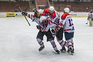 Čtvrtfinále play-off krajské ligy, 2. zápas: HC Klatovy (hokejisté v bílých dresech) - HC Domažlice 5:4 po prodloužení.