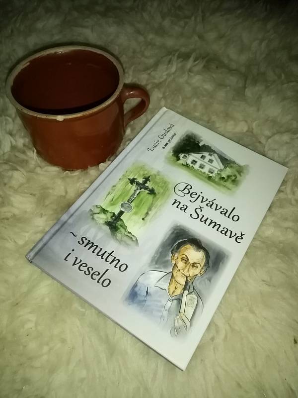 Kniha "Bejvávalo na Šumavě - smutno i veselo" a její autorka Lucie Oudová.