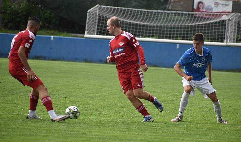 Fotbalisté SK Klatovy 1898 (na archivním snímku hráči v červených dresech) porazili po velkém boji béčko TJ Jiskra Domažlice (modří) 2:1.