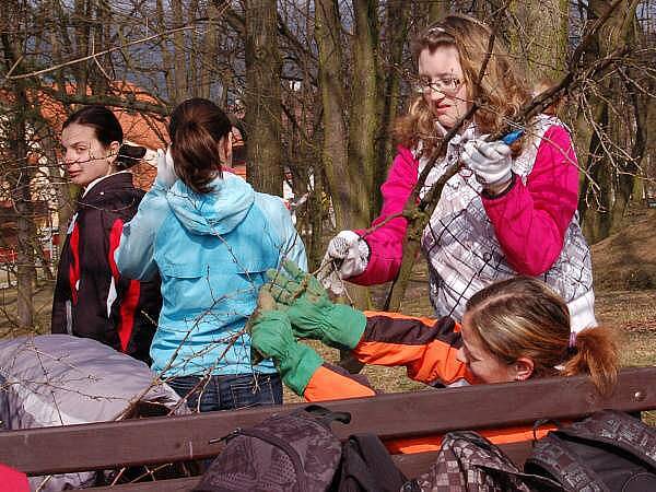 Žáci SŠZP Klatovy navštívili technické služby a na Vodojemu prořezávali keře