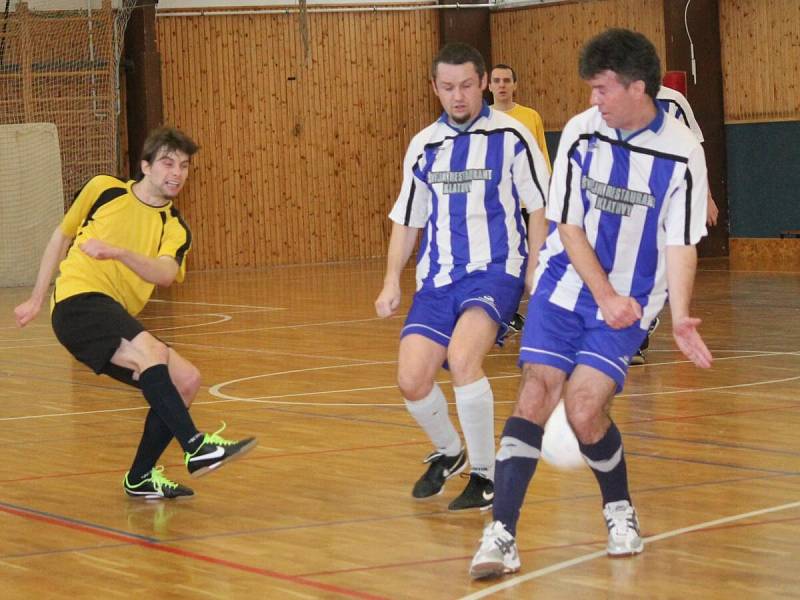 Zimní amatérská liga mužů: SK Panters Klatovy (v pruhovaném) - ST Smrk Klatovy 3:7.