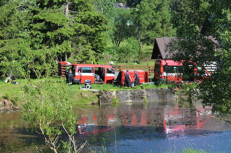 Simulovaný požár vypukl v 16 hodin ve 2. patře hotelu, ve kterém v tu dobu bylo několik osob, včetně dětí. Po několika minutách dorazila první hasičská vozidla, byly nataženy hadice a hasiči pronikli do hotelu v dýchacích maskách.