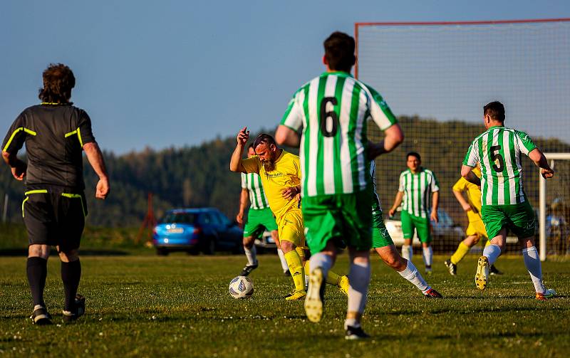 Z archivu: Fotbalisté FK Budětice 2012 (žlutí) zvládli velice náročný souboj na půdě Železné Rudy, kde ve 4. kole III. třídy zvítězili 4:3.