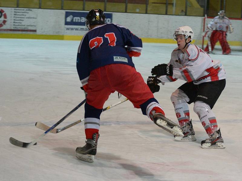 Liga juniorů: HC Klatovy (v bílém) - HC Letci Letňany 3:8.