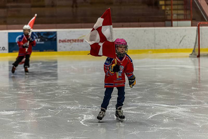 SHC Klatovy (na archivním snímku hokejisté v bílých dresech) v sobotu proti Stadionu Vrchlabí nehrál. Toho využil Jablonec, který prohrál v Chebu po nájezdech, ale díky získanému bodu Západočechy v tabulce přeskočil.