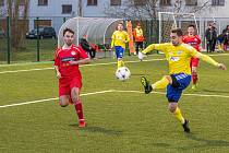 Áčko fotbalových Měcholup (na archivním snímku hráči ve žlutých dresech) vyhráli ve Spáleném Poříčí vysoko 4:0.