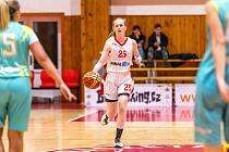 Basketbalistky BK Klatovy (bílé dresy) prohrály s BaK Plzeň B 43:61.