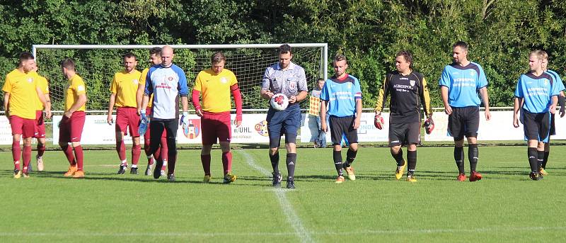 Janovice (na archivním snímku hráči ve žlutých dresech) porazily Chudenice 3:0.