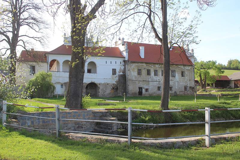 Zámek Mokrosuky.