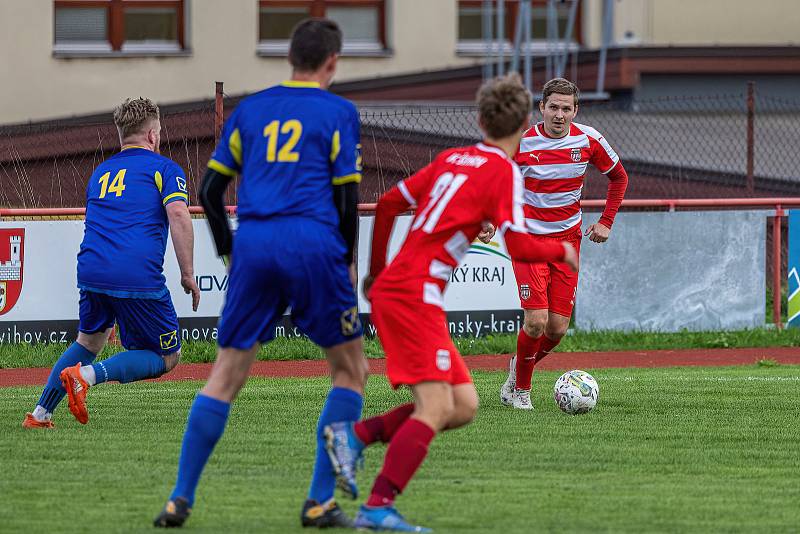 5. kolo OPM: FC Švihov (na snímku fotbalisté v červenobílých dresech) - TJ Sokol Chudenice (modří) 2:2 (2:0).