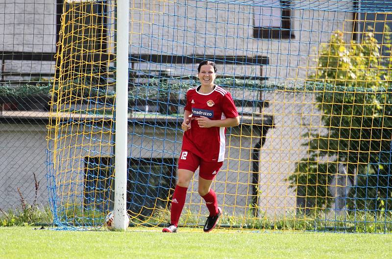 Na podzim fotbalistky SK Klatovy 1898 (červené dresy) porazily Borovany (modré dresy) 7:2. A uspěly i v nedělní odvetě, tentokrát 9:1.