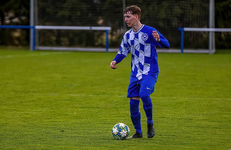 Fotbalisté FK Okula Nýrsko (na archivním snímku hráči v modrobílých dresech) skončili v letošní sezoně krajského přeboru na druhém místě.