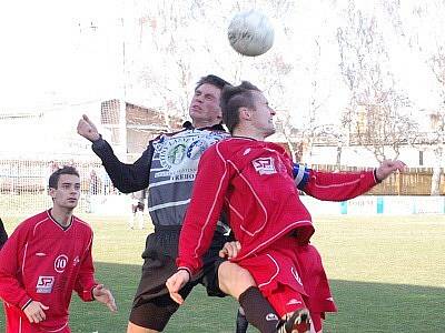 Divizní fotbalisté Klatov ve svém prvním letošním domácím vystoupení remizovali s  favorizovanou Třeboní 1:1.