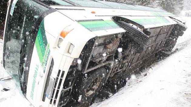 Nehoda autobusu plného dětí u Javorné