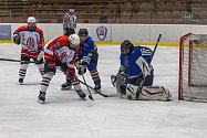 Hokejisté TJ Start Luby (na archivním snímku hráči v bílých dresech) vypadali v semifinále play-off krajské soutěže s Chotíkovem. 