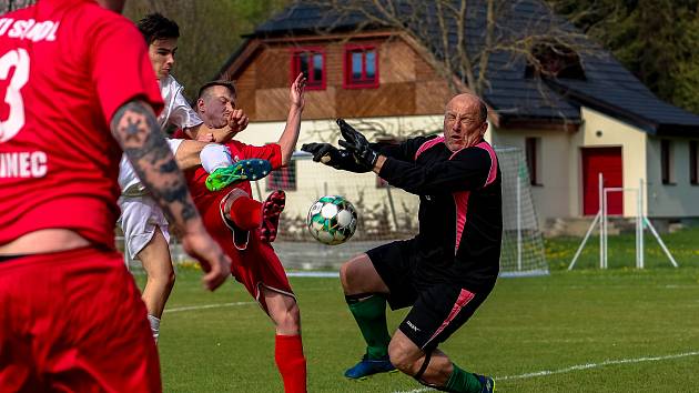 19. kolo III. třídy: TJ Žichovice (bílí) - Sokol Kolinec (červení) 4:2.