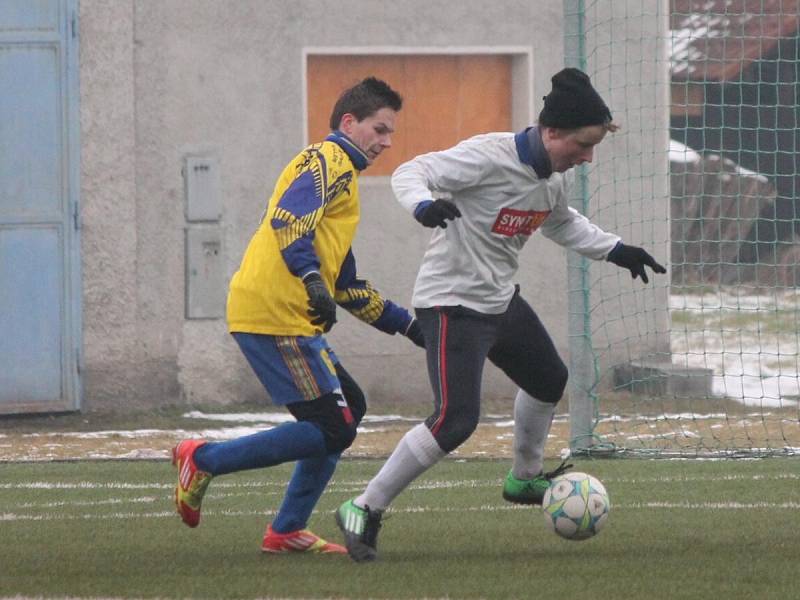 Zimní turnaj mužů v Sušici: Sušice (ve žlutém) - Horažďovice 1:1.