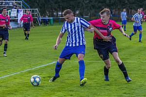 Fotbalisté FK Nepomuk (na archivním snímku hráči v růžových dresech) přivítají v sobotu odpoledne plzeňský Rapid, čtvrtý tým tabulky krajského přeboru. 