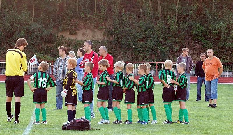 Ve druhém kole okresního přeboru přípravky mladší podlehli malí fotbalisté TJ Klatovy B (v červeném) doma Nýrsku 0:9.