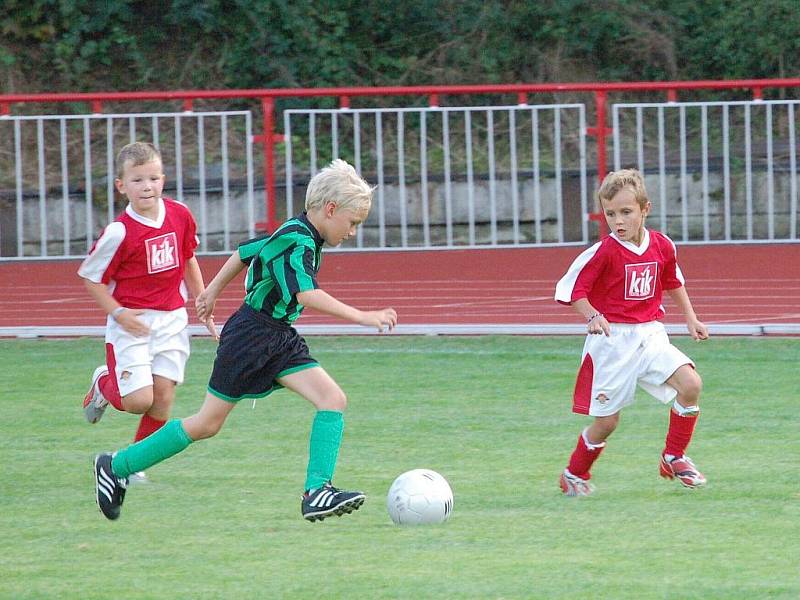 Ve druhém kole okresního přeboru přípravky mladší podlehli malí fotbalisté TJ Klatovy B (v červeném) doma Nýrsku 0:9.