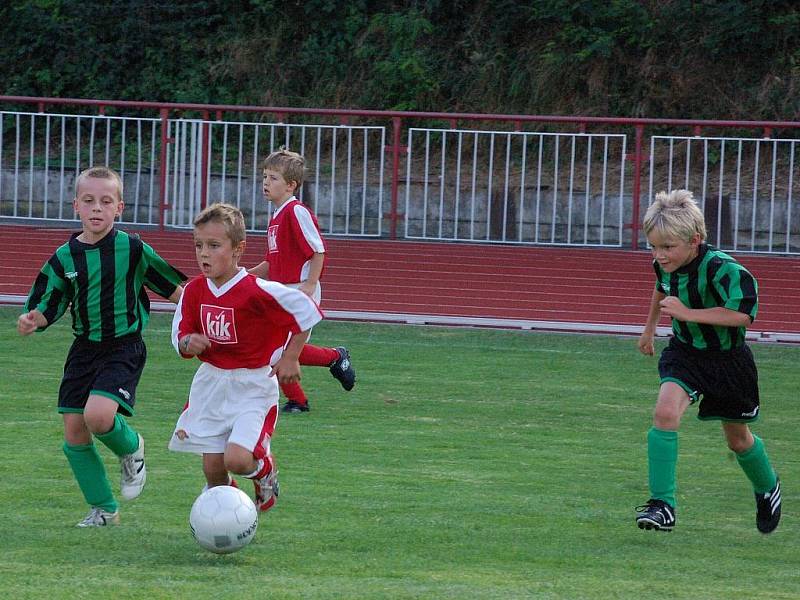 Ve druhém kole okresního přeboru přípravky mladší podlehli malí fotbalisté TJ Klatovy B (v červeném) doma Nýrsku 0:9.