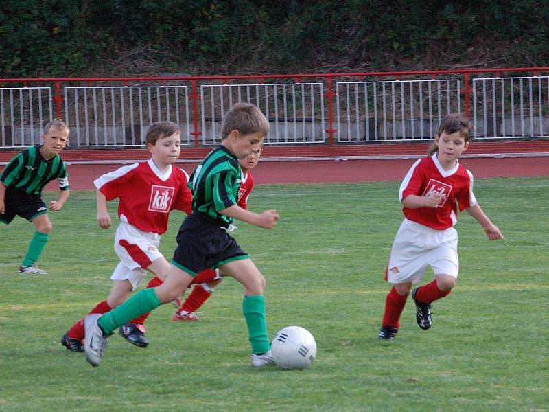 Ve druhém kole okresního přeboru přípravky mladší podlehli malí fotbalisté TJ Klatovy B (v červeném) doma Nýrsku 0:9.