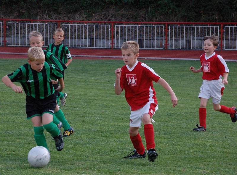 Ve druhém kole okresního přeboru přípravky mladší podlehli malí fotbalisté TJ Klatovy B (v červeném) doma Nýrsku 0:9.