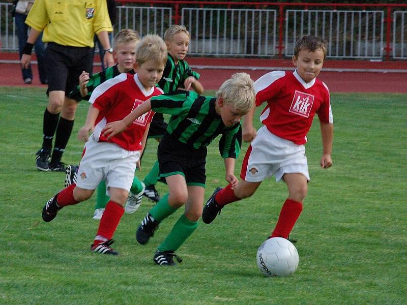 Ve druhém kole okresního přeboru přípravky mladší podlehli malí fotbalisté TJ Klatovy B (v červeném) doma Nýrsku 0:9.