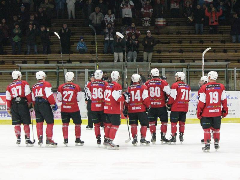 Třetí čtvrtfinále play-off druhé ligy: SHC Klatovy (červené dresy) - HC Kobra Praha 7:3