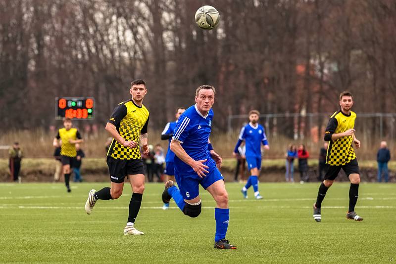 I. A třída (18. kolo): TJ Sušice (na snímku fotbalisté v modrých dresech) - TJ Dynamo Horšovský Týn 1:4 (1:1).