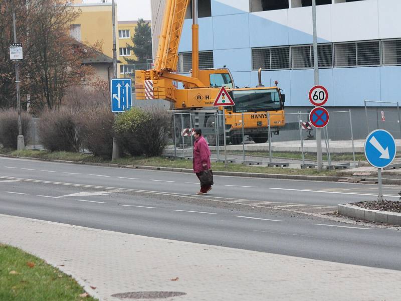 Uzavírka chodníku u parkovacího domu Klatovské nemocnice