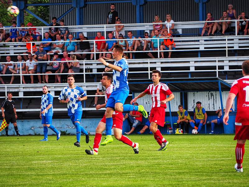 FOTBALISTÉ LUBŮ (hráči v červených dresech) sestoupili, ale  v Nýrsku (v modrém) urvali jedinou výhru venku. Foto: Aneta Kalivodová