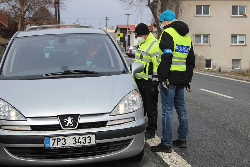 Policejní kontroly v Čachrově.