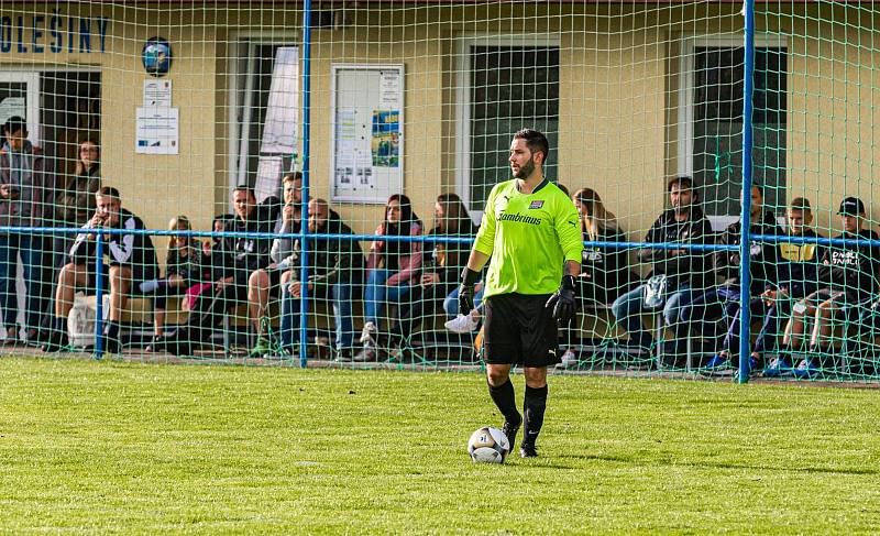 Fotbalisté TJ Měcholupy (na archivním snímku hráči v černých dresech ze zápasu letošní sezony proti SK Bolešiny) porazili oslabené Kasejovice 4:1.