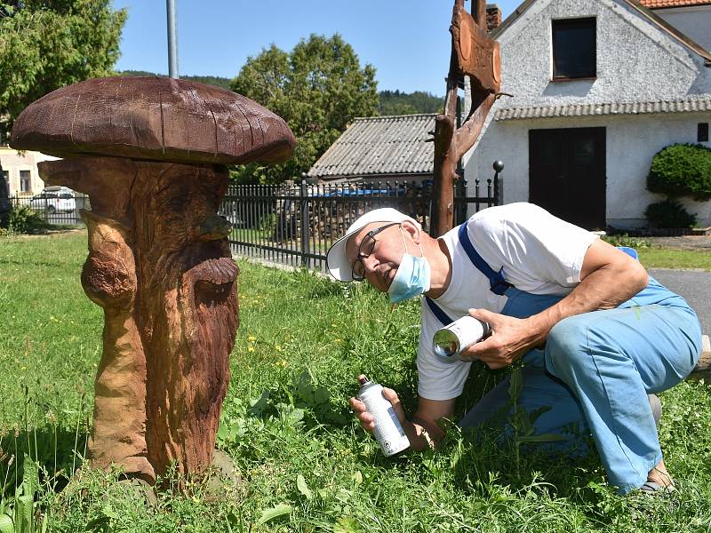 Sergej Blaginin a některé z jeho soch vyřezaných motorovkou.