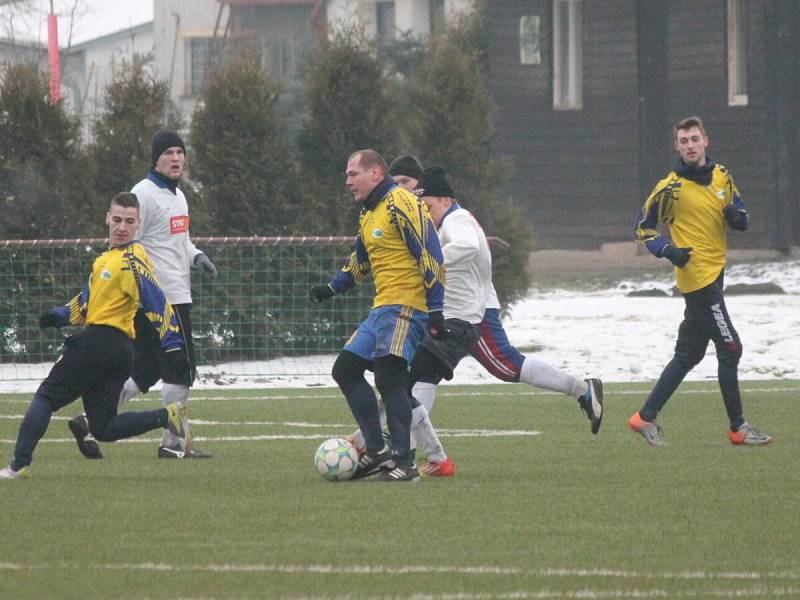 Zimní turnaj mužů v Sušici: Sušice (ve žlutém) - Horažďovice 1:1.