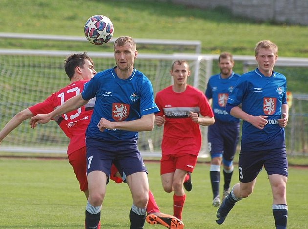 Fotbalisté TJ Sokol Mochtín (na archivním snímku hráči v červených dresech ze zápasu v Tachově) vyzráli na domácí Hrádek, který porazili 3:1.